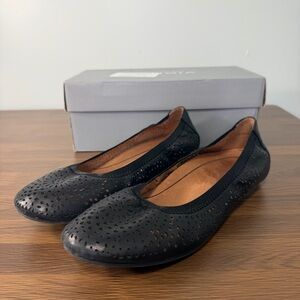 Vionic‎ Robyn Black Perforated Leather Ballet Flats Sz 8.5